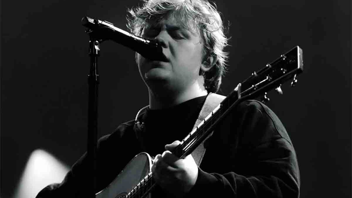 Lewis Capaldi torna a Milano con Survive 2026: emozioni, voce e un ritorno che sa di rinascita