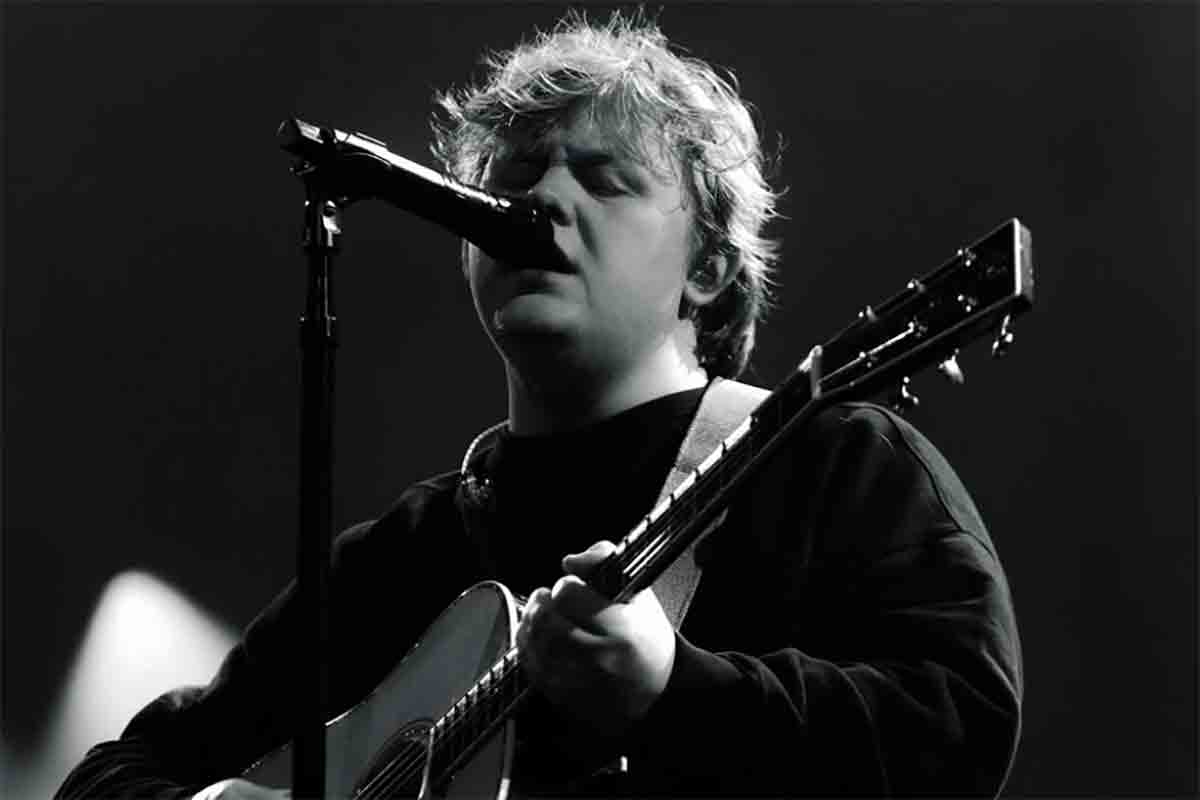 Lewis Capaldi torna a Milano con Survive 2026: emozioni, voce e un ritorno che sa di rinascita