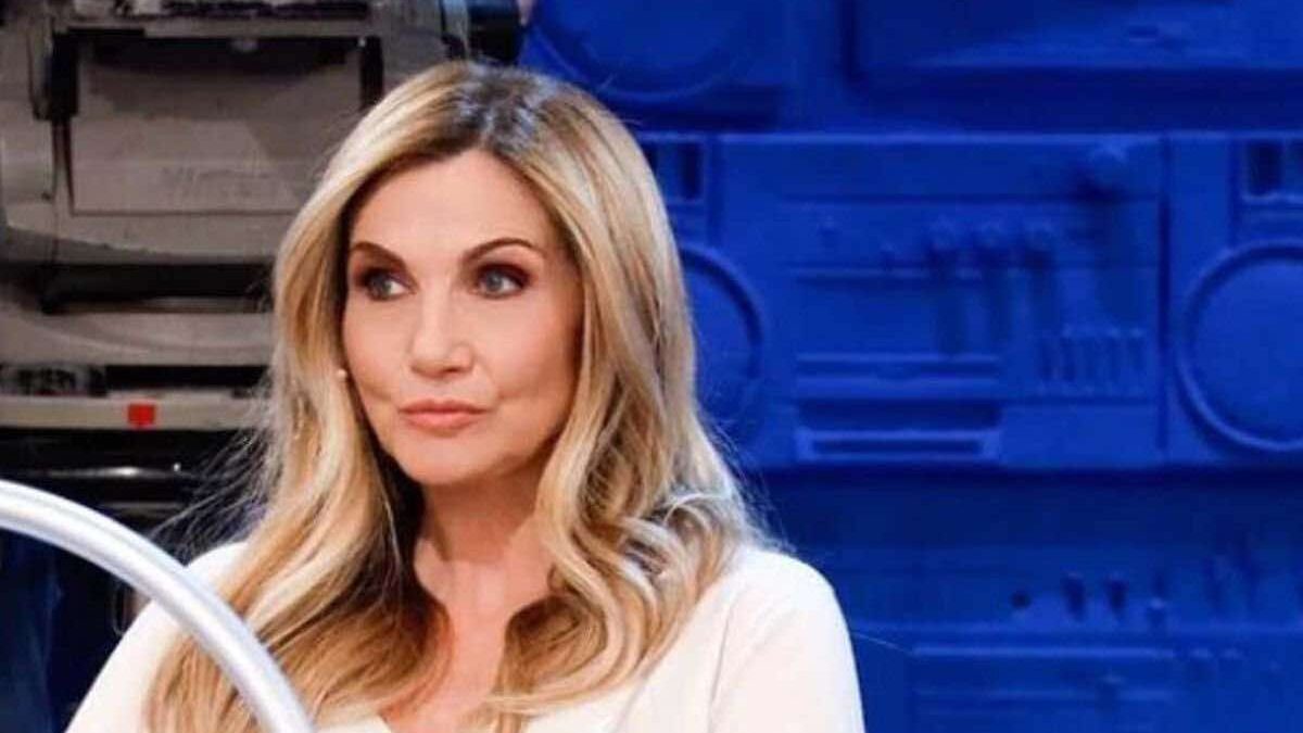 Amici 25, scoppia il caso. Il gesto di Lorella Cuccarini scatena una bufera: “Così non è giusto”