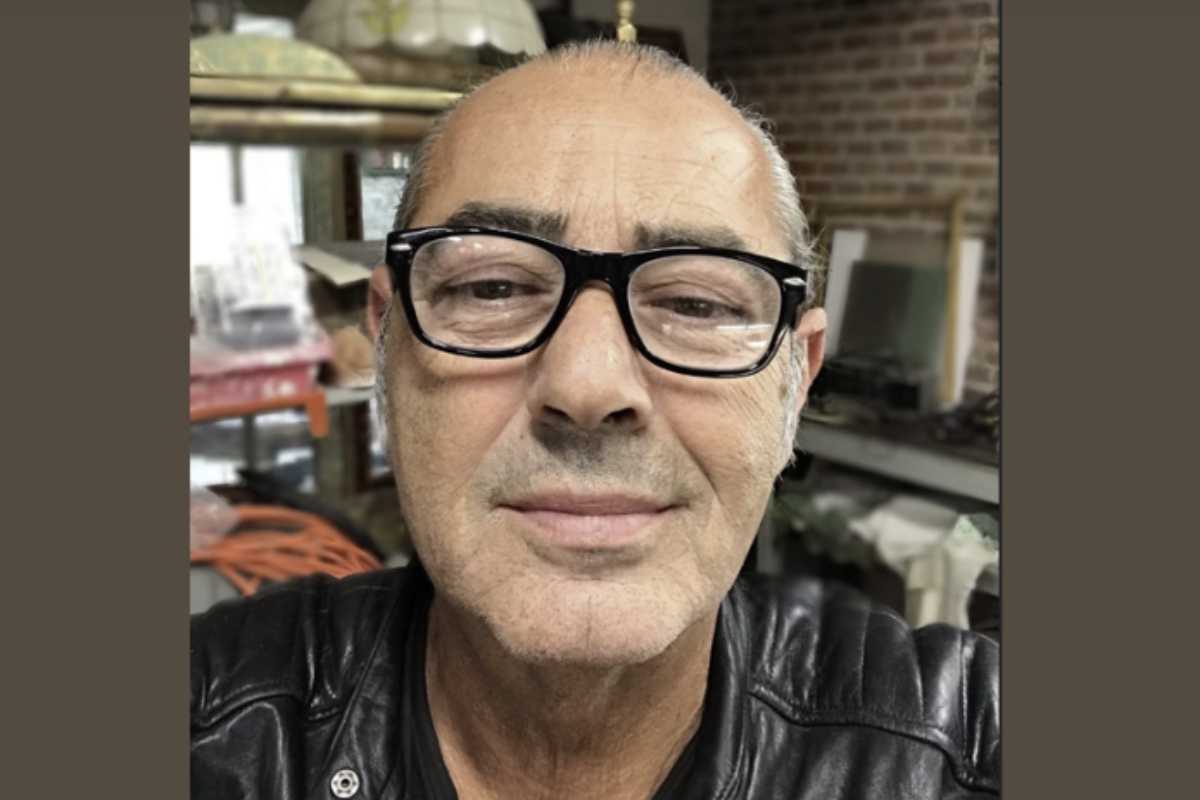 Negli ultimi due anni, Luca Carboni ha affrontato una sfida personale molto dura: un tumore ai polmoni che lo ha costretto a interrompere temporaneamente la sua attività artistica. 