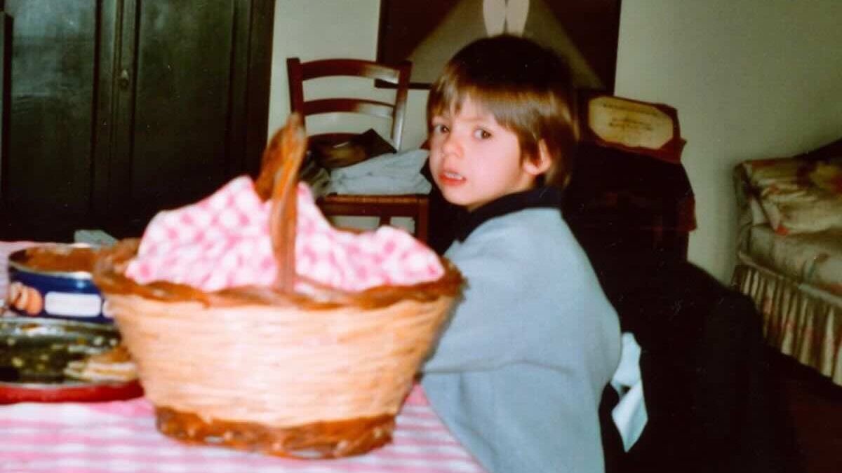 Chi è questo dolcissimo bambino? Oggi è un famoso cantautore, impossibile non riconoscerlo