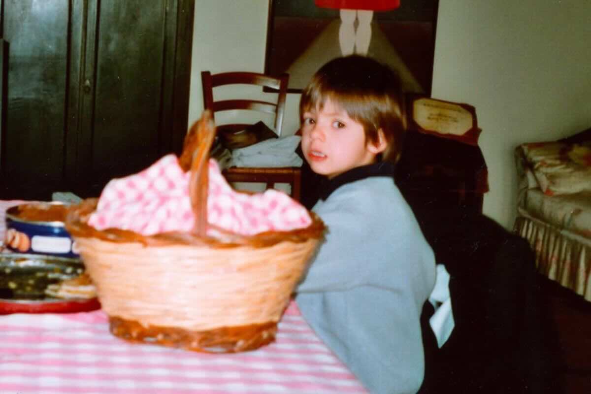 Chi è questo dolcissimo bambino? Oggi è un famoso cantautore, impossibile non riconoscerlo