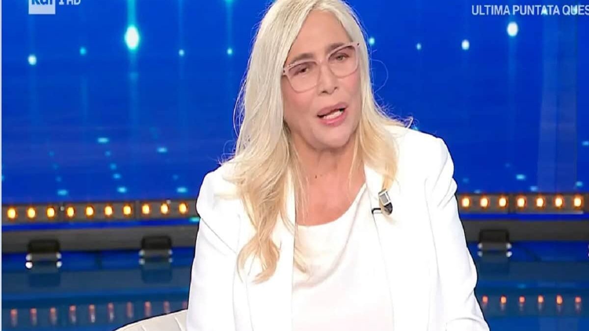 “Farò l’intervento, vado ad operarmi”. Mara Venier, l’annuncio in diretta, cos’è la maculopatia