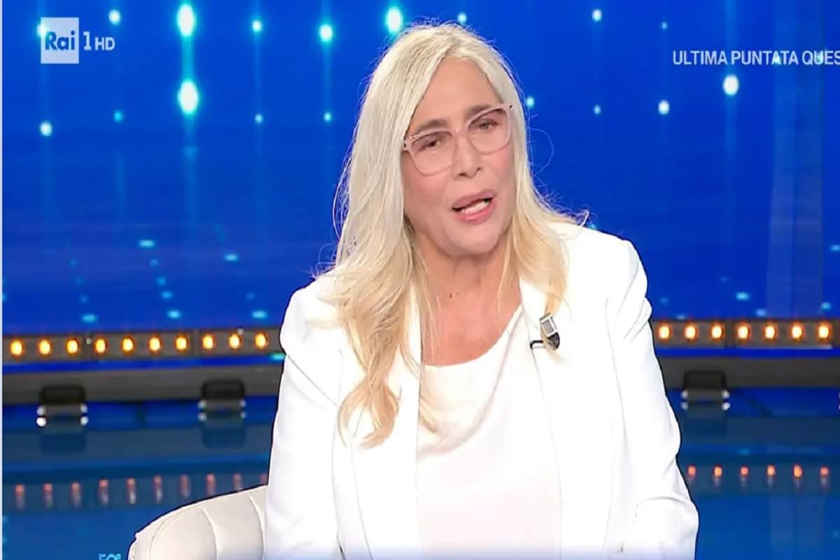 “Farò l’intervento, vado ad operarmi”. Mara Venier, l’annuncio in diretta, cos’è la maculopatia