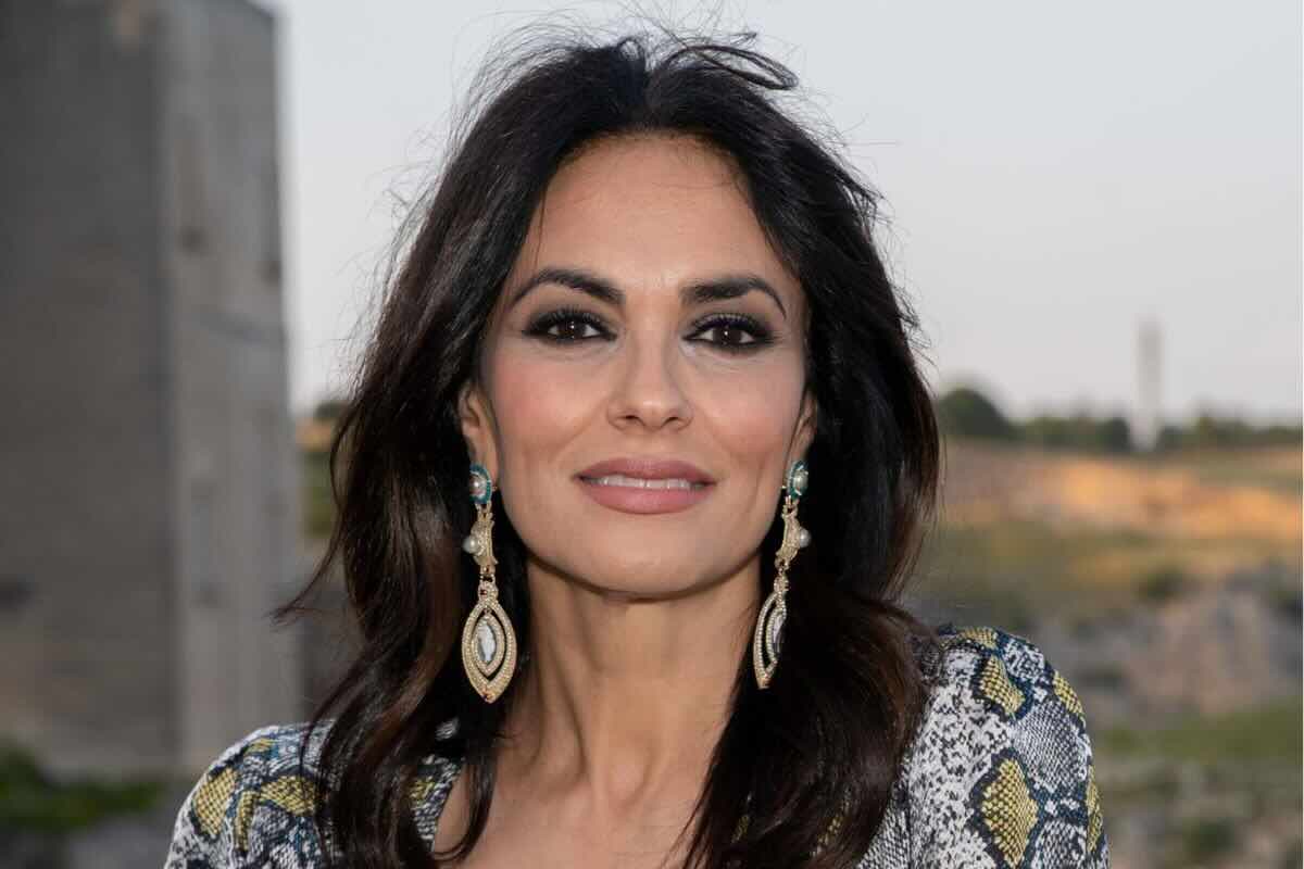 La7, intervista a Maria Grazia Cucinotta: “Troisi voleva qualcuno che non recitasse, alle persone piace la verità. L’Ingrediente Perfetto? Cucinare mi fa prendere possesso della mia casa”