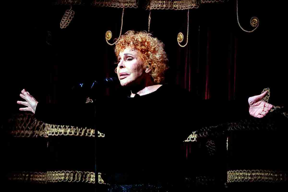 I Funerali di Ornella Vanoni, Milano saluta la sua voce senza fine: i momenti più commoventi