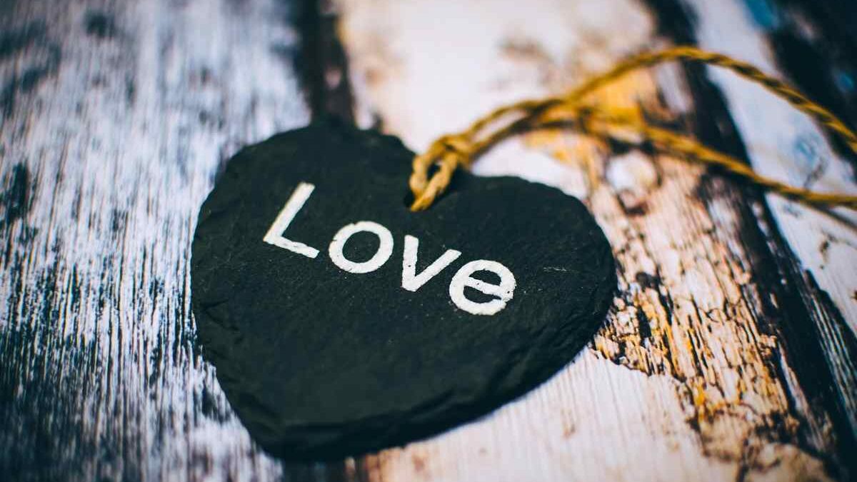 Oroscopo, due segni saranno travolti da un’ondata d’amore