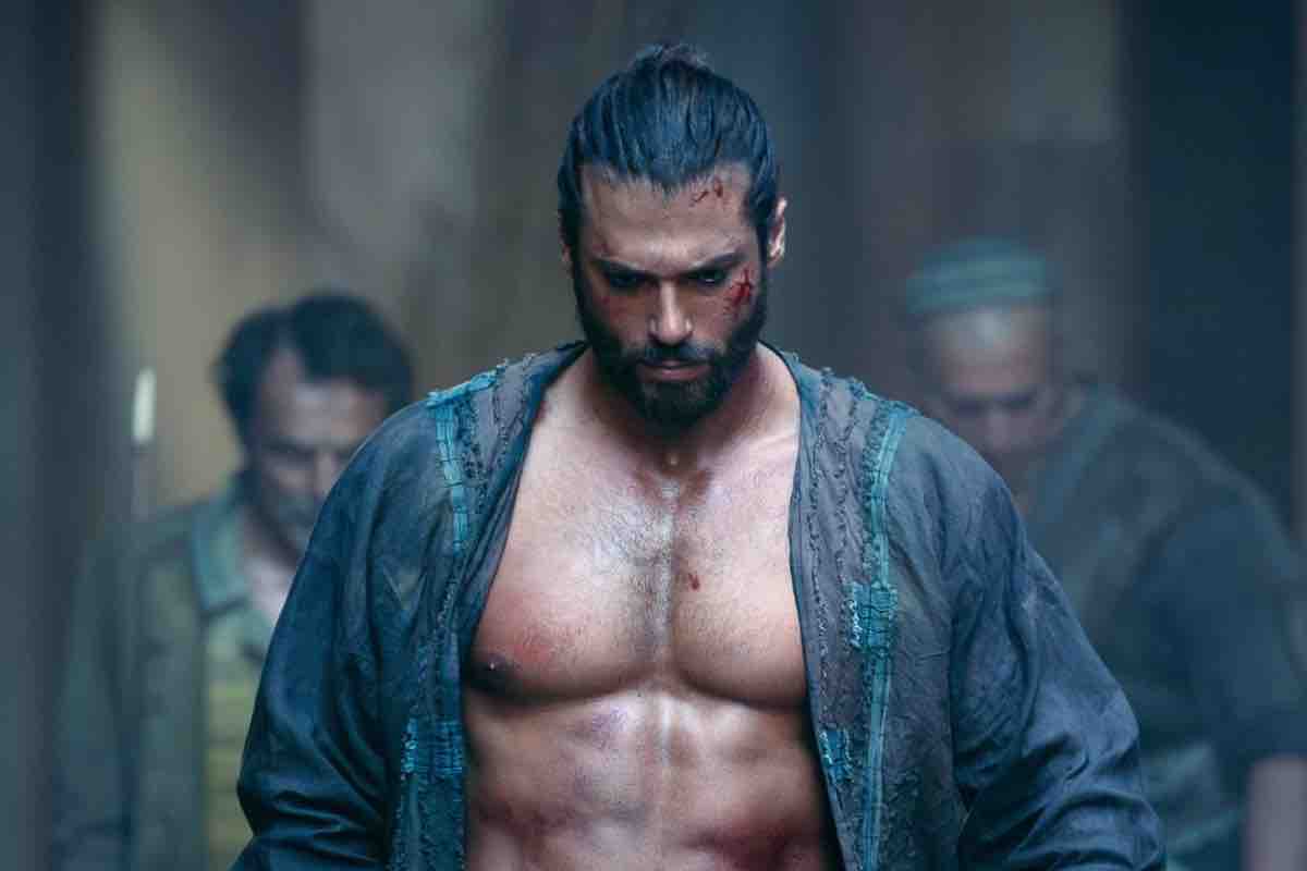 Sandokan sfiora il 34% di Share, Grande Fratello schiacciato da Can Yaman. Lo Stato delle Cose supera il 6%. I dati Auditel del 1 dicembre 2025