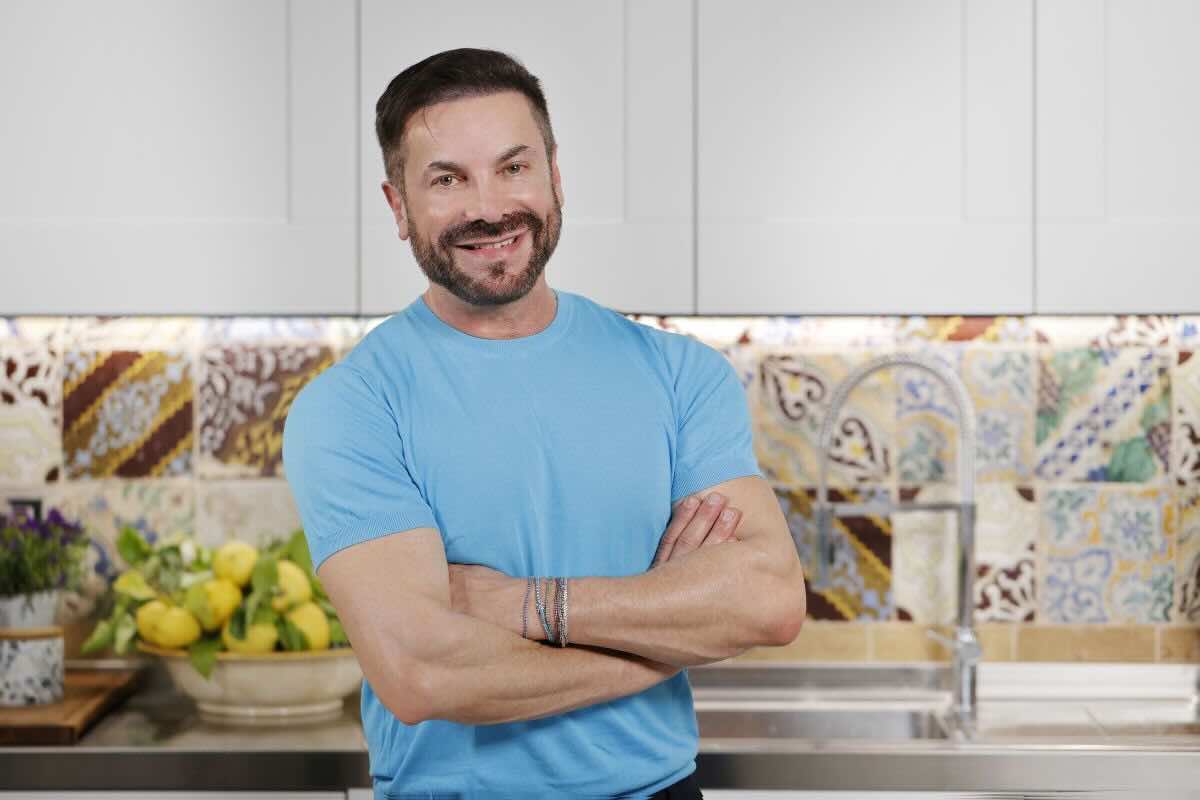 Renato Aldovino torna ai fornelli su Food Network: messa in onda e dettagli del nuovo format “Renato, Mammeta e tu”