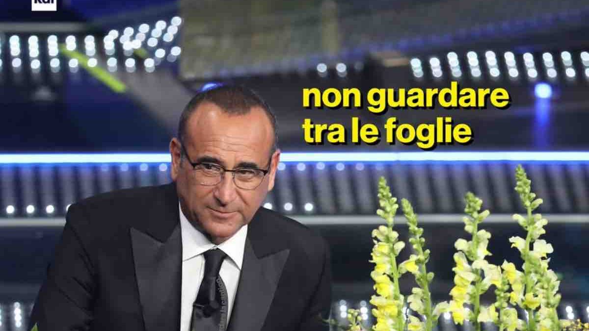 Carlo Conti nello studio del TG1: “Vi dico dove ho la lista dei cantanti, ma è quella dello Zecchino D’oro” | VIDEO