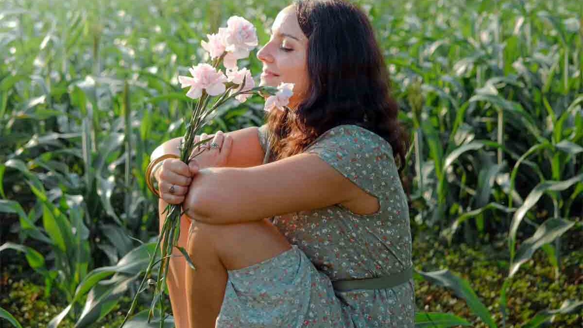 Sue, la voce che apre Re Nudo Live: tra identità, ferite e resistenza artistica