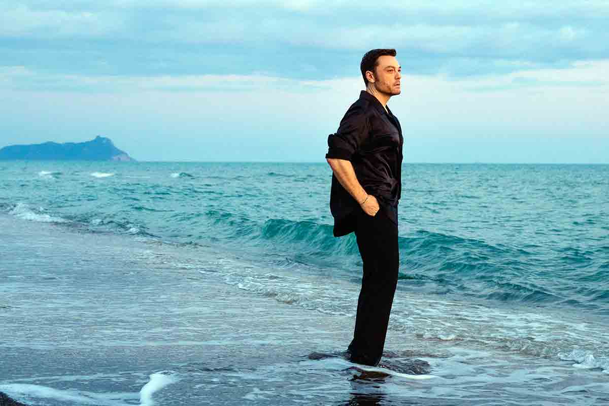 Tiziano Ferro debutta al numero uno con “Sono un Grande” | La classifica della settimana