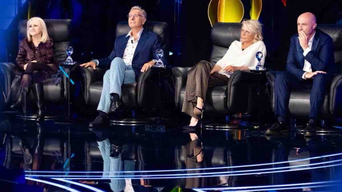 Tu Sì Que Vales sfiora il 29% di Share, Ballando Con Le Stelle resta tra il 20 e 24%. Lo speciale su Ornella Vanoni anima la seconda serata. I dati Auditel del 22 novembre 2025