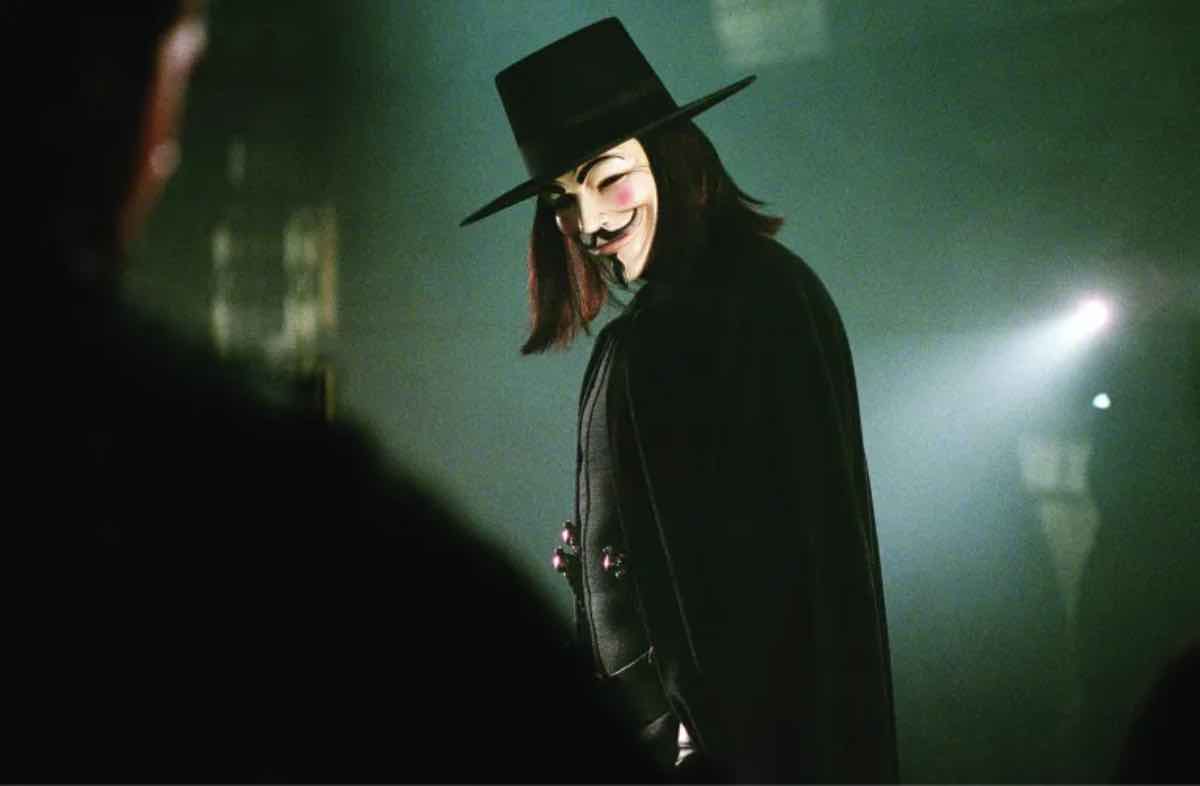 V per Vendetta diventa una serie, il progetto di Pete Jackson convince HBO: le differenze rispetto al film con Hugo Weaving e Natalie Portman
