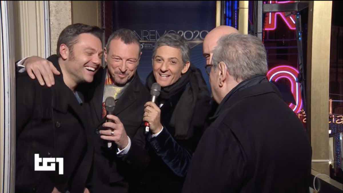 Sanremo, il retroscena del balconcino e le indiscrezioni sui cantanti: Vincenzo Mollica cambia il racconto del Festival
