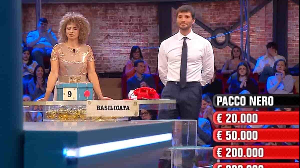 Affari tuoi, quanto hanno vinto stasera 16 dicembre 2025: poi la frecciatina di De Martino a Mediaset