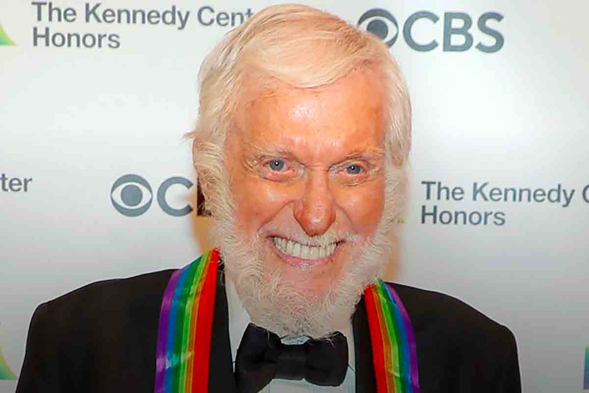 Dick Van Dyke compie 100 anni: lo spazzacamino di Mary Poppins e l’arte di restare leggeri