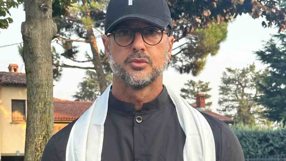 Fabrizio Corona attacca Alfonso Signorini: “Ricatti ai concorrenti del GF”. Spuntano le chat social | VIDEO