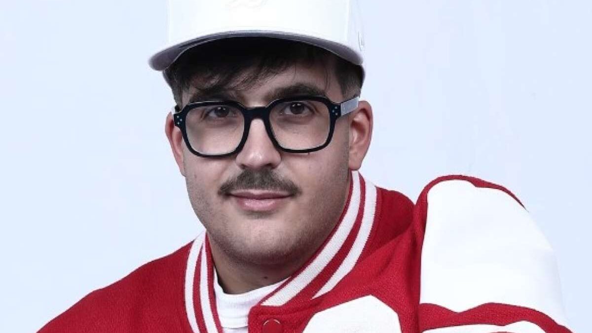 Geolier, età, successi, fidanzata, studi, dove vive, significato del nome, tutto sul rapper napoletano
