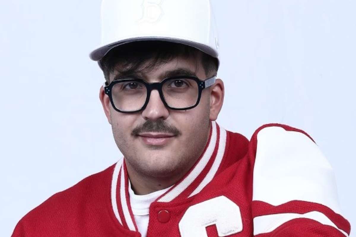 Geolier, età, successi, fidanzata, studi, dove vive, significato del nome, tutto sul rapper napoletano