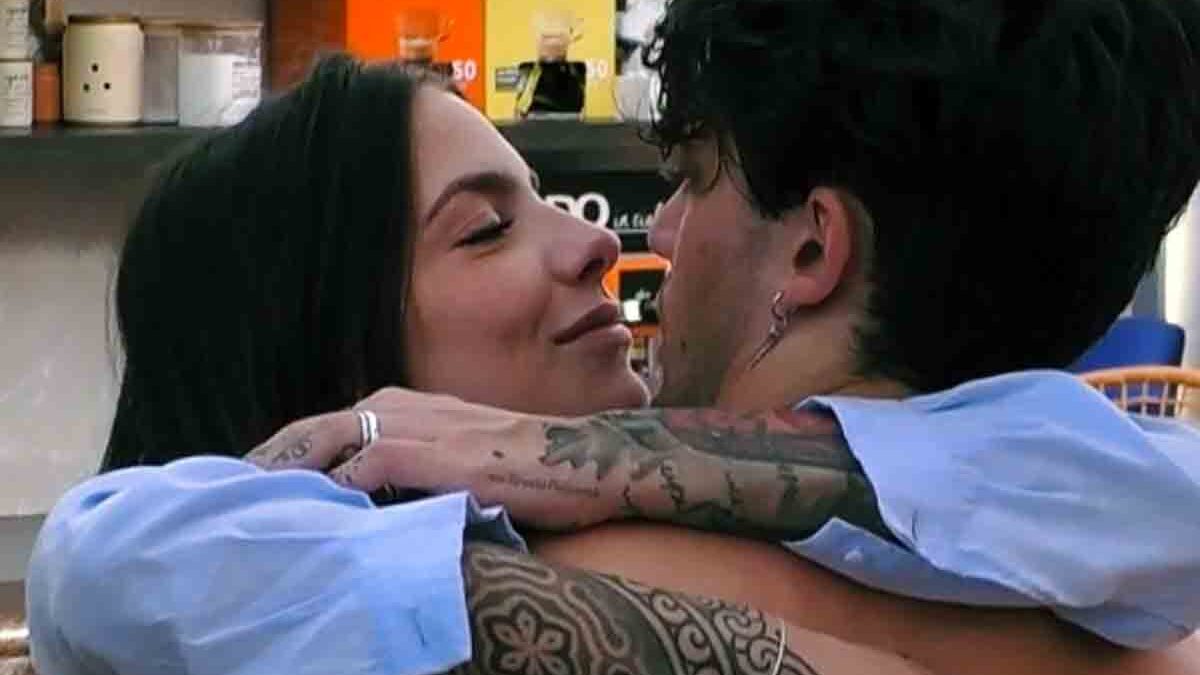 Grande Fratello, una settimana dopo: da Anita e Jonas a Omer e Rasha, come vanno davvero le coppie | Il primo Natale insieme