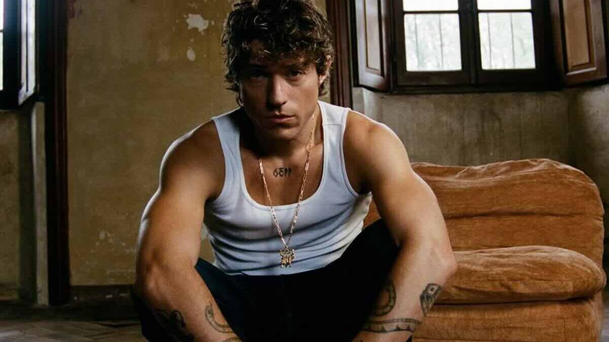 Irama ha compiuto 30 anni, esordi, successi, fidanzata, significato del nome, tutto sull’ex volto di Amici