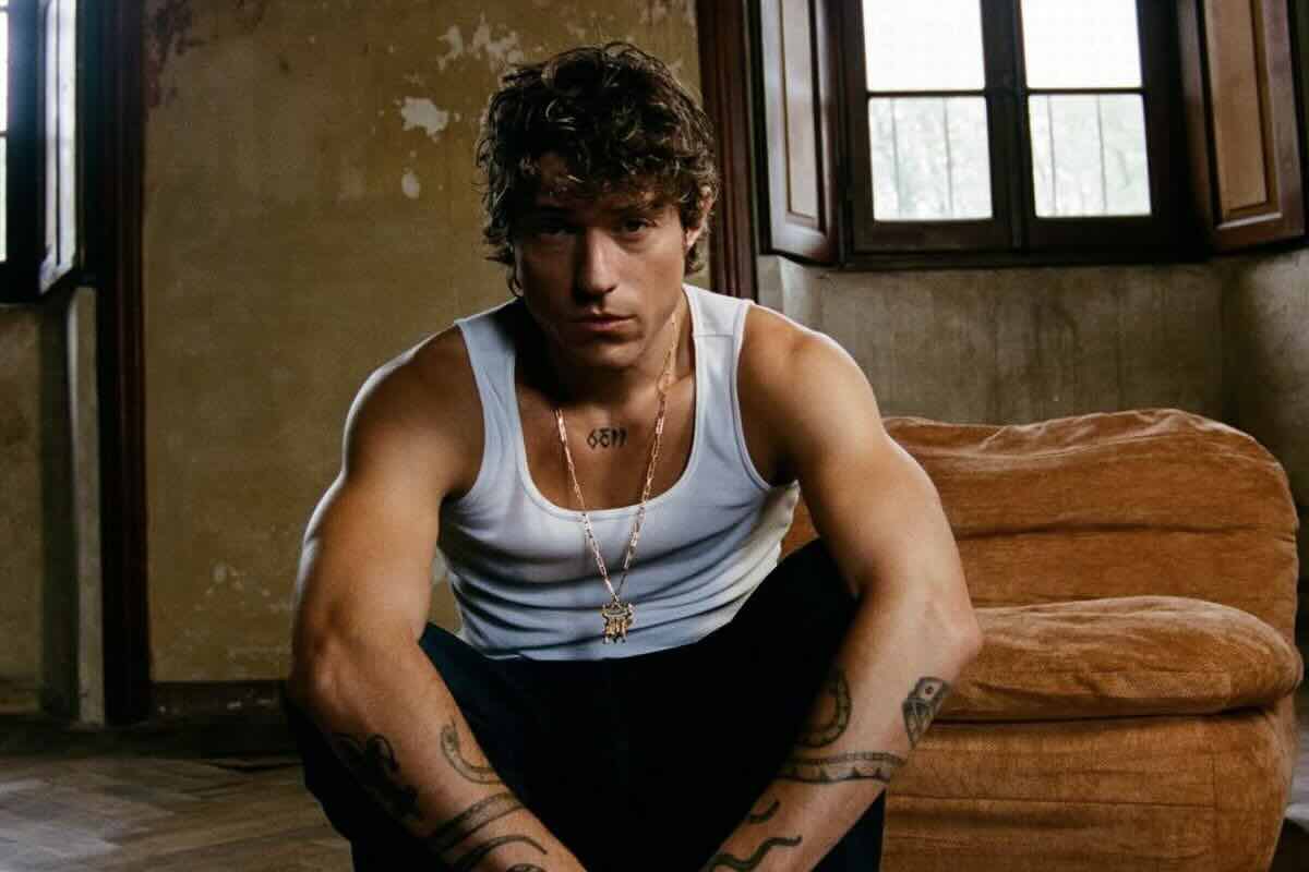 Irama ha compiuto 30 anni, esordi, successi, fidanzata, significato del nome, tutto sull’ex volto di Amici