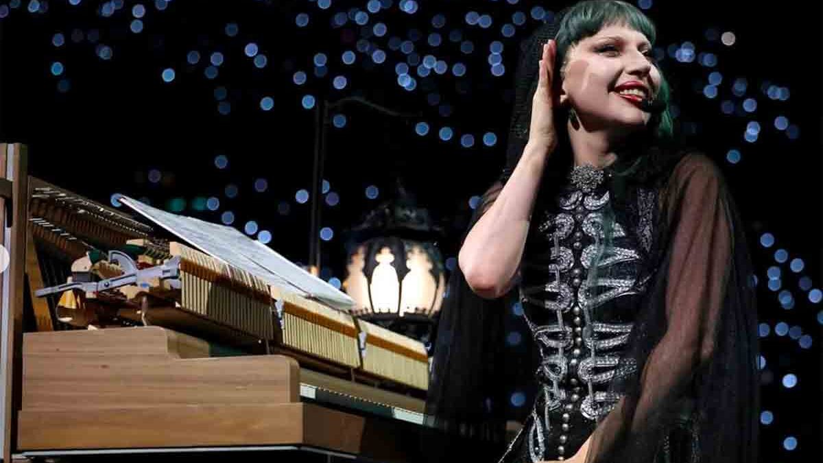 Lady Gaga ferma il concerto a Sydney: ballerino cade dal palco durante il Mayhem Ball