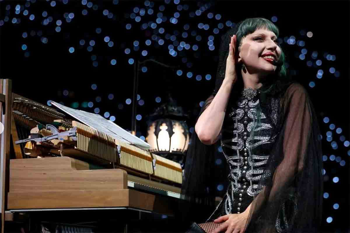 Lady Gaga ferma il concerto a Sydney: ballerino cade dal palco durante il Mayhem Ball
