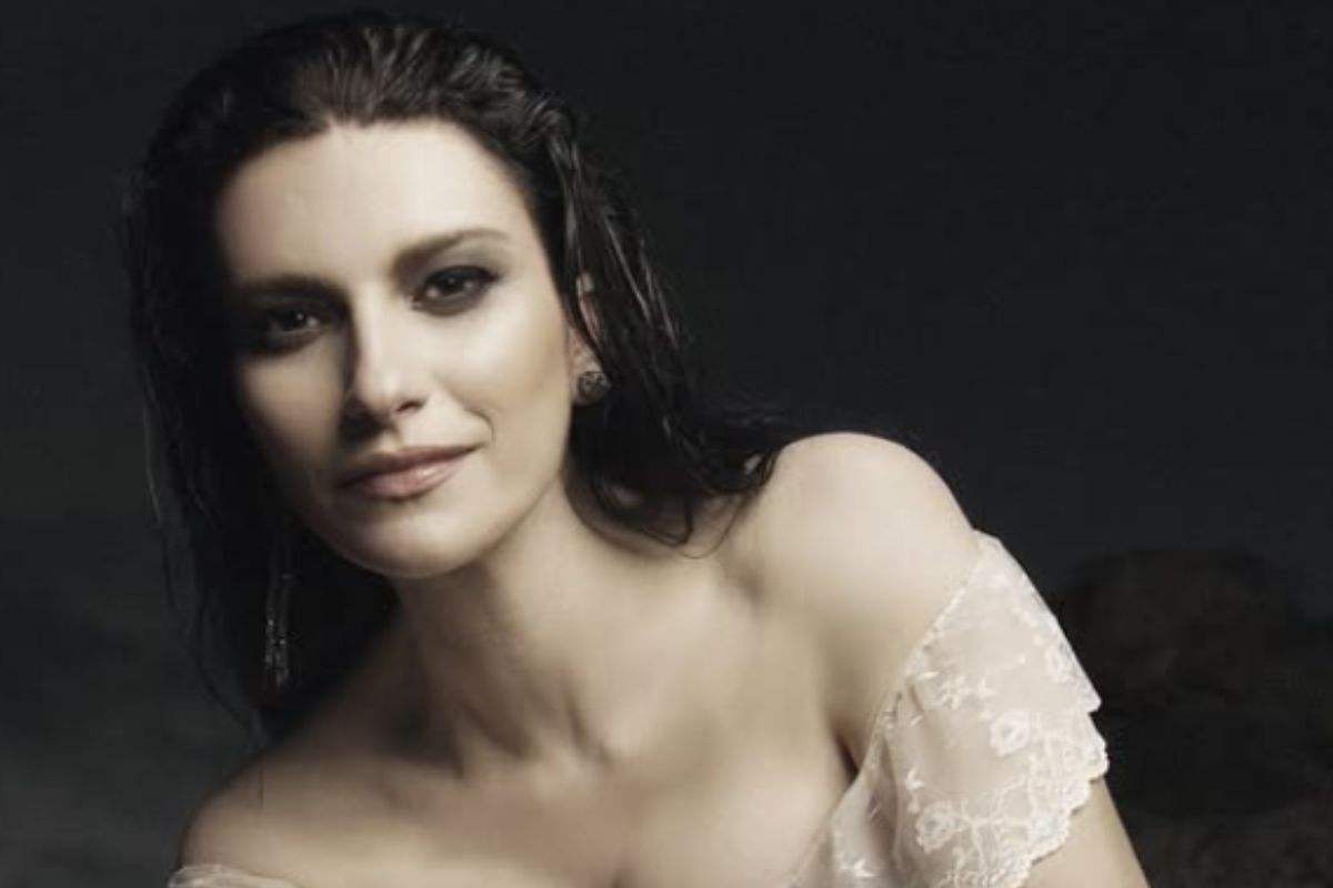 Laura Pausini, colpo di scena: ecco perché “La mia storia tra le dita” non c’è nel suo ultimo album