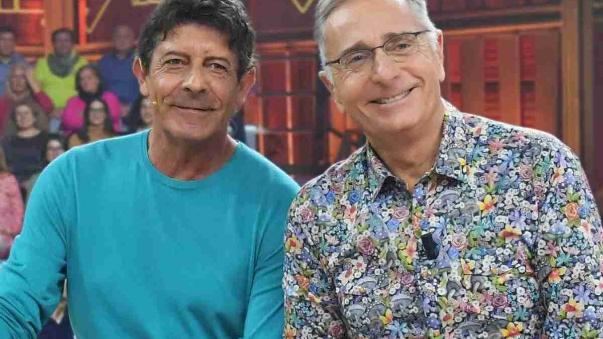 Avanti un Altro torna stasera nel preserale di Canale 5: la storia di un programma che non finisce mai, e forse non può