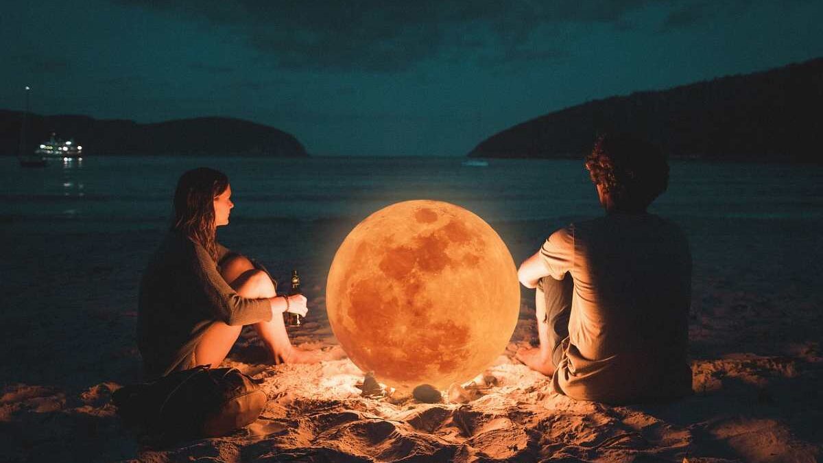 Oroscopo di oggi: la Luna piena sconvolge i segni, per due di essi sarà una notte impossibile da dimenticare