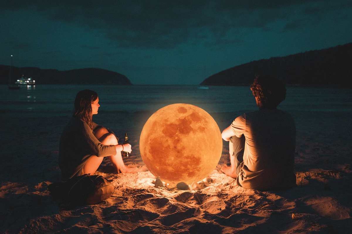 Oroscopo di oggi: la Luna piena sconvolge i segni, per due di essi sarà una notte impossibile da dimenticare