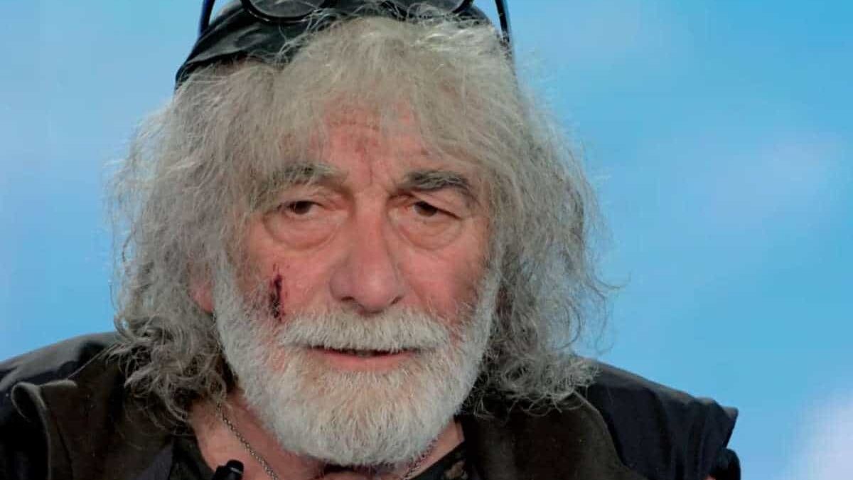 Mauro Corona operato, in studio con le stampelle a E’ sempre Cartabianca: cosa è successo all’alpinista