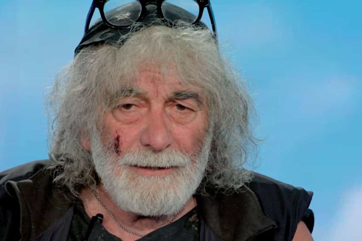 Mauro Corona operato, in studio con le stampelle a E’ sempre Cartabianca: cosa è successo all’alpinista