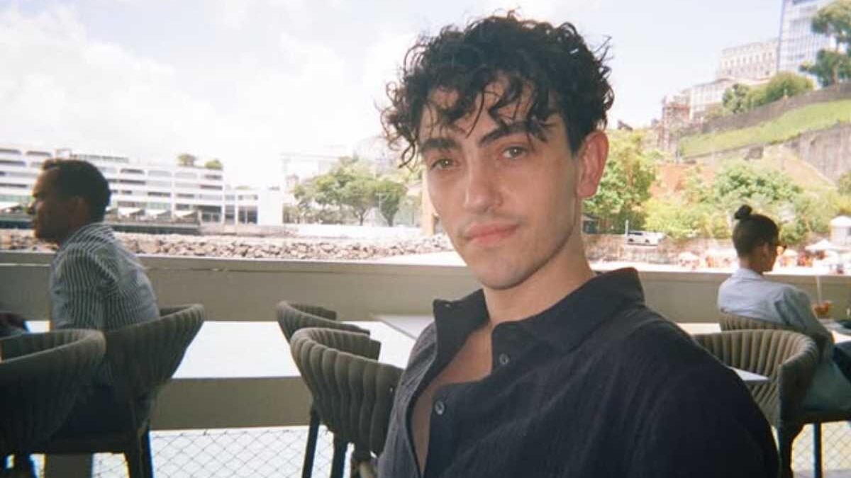 Michele Bravi ospite ad Amici: età, carriera, situazione sentimentale, l’incidente, la depressione
