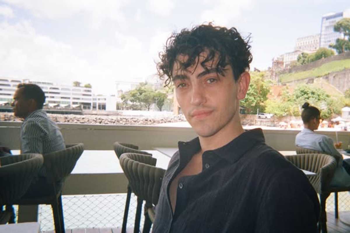 Michele Bravi ospite ad Amici: età, carriera, situazione sentimentale, l’incidente, la depressione