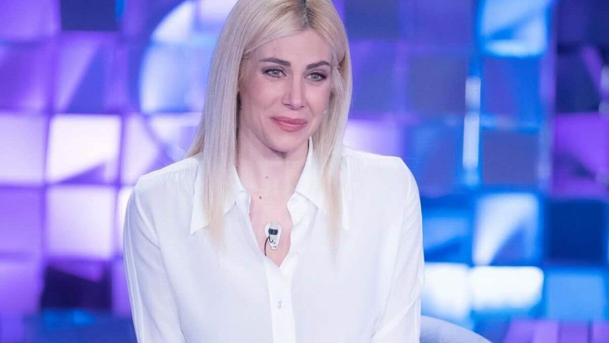 “Me l’hanno detto al telefono”. Paola Caruso in lacrime per la morte di sua madre