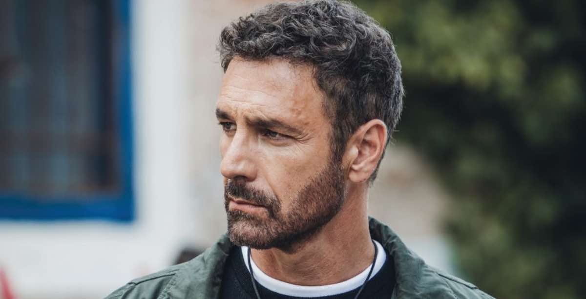 Raoul Bova tra Rai e Netflix, l’attore torna protagonista sul piccolo schermo: l’effetto “spaccante” dei pettegolezzi
