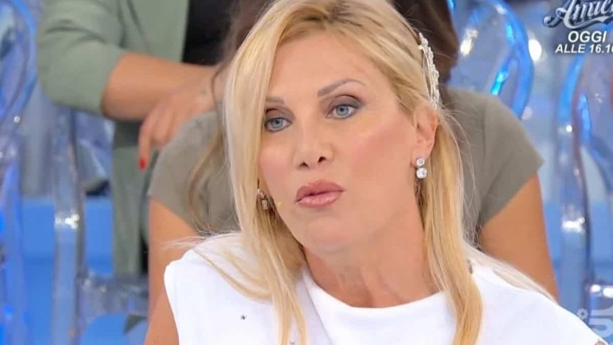 Uomini e Donne, Sabrina in lacrime va via dallo studio: cosa è successo alla dama