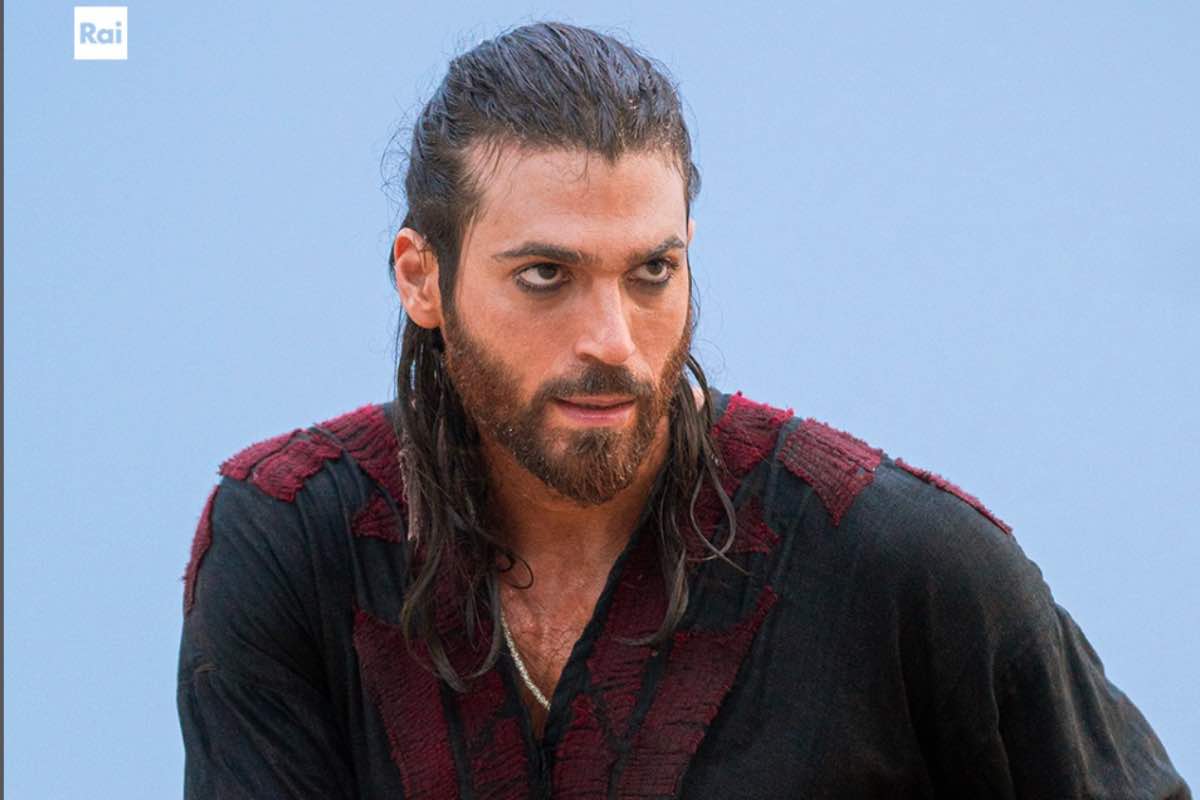 Sandokan si avvicina al 27%. Grande Fratello fatica su Canale 5, Lo Stato delle Cose in crescita su Rai3. I dati Auditel del 15 dicembre 2025
