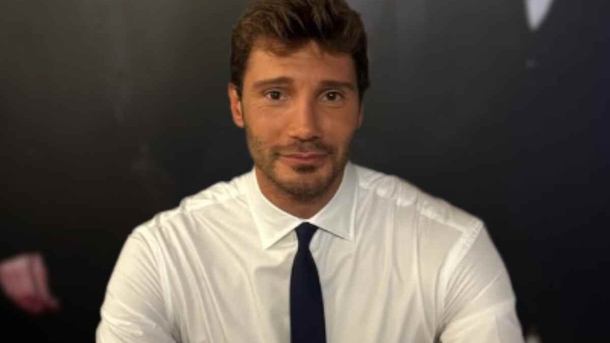 Il grande cuore di Stefano De Martino, il conduttore di Affari Tuoi ha sorpreso tutti così: “Entra nelle case e…”
