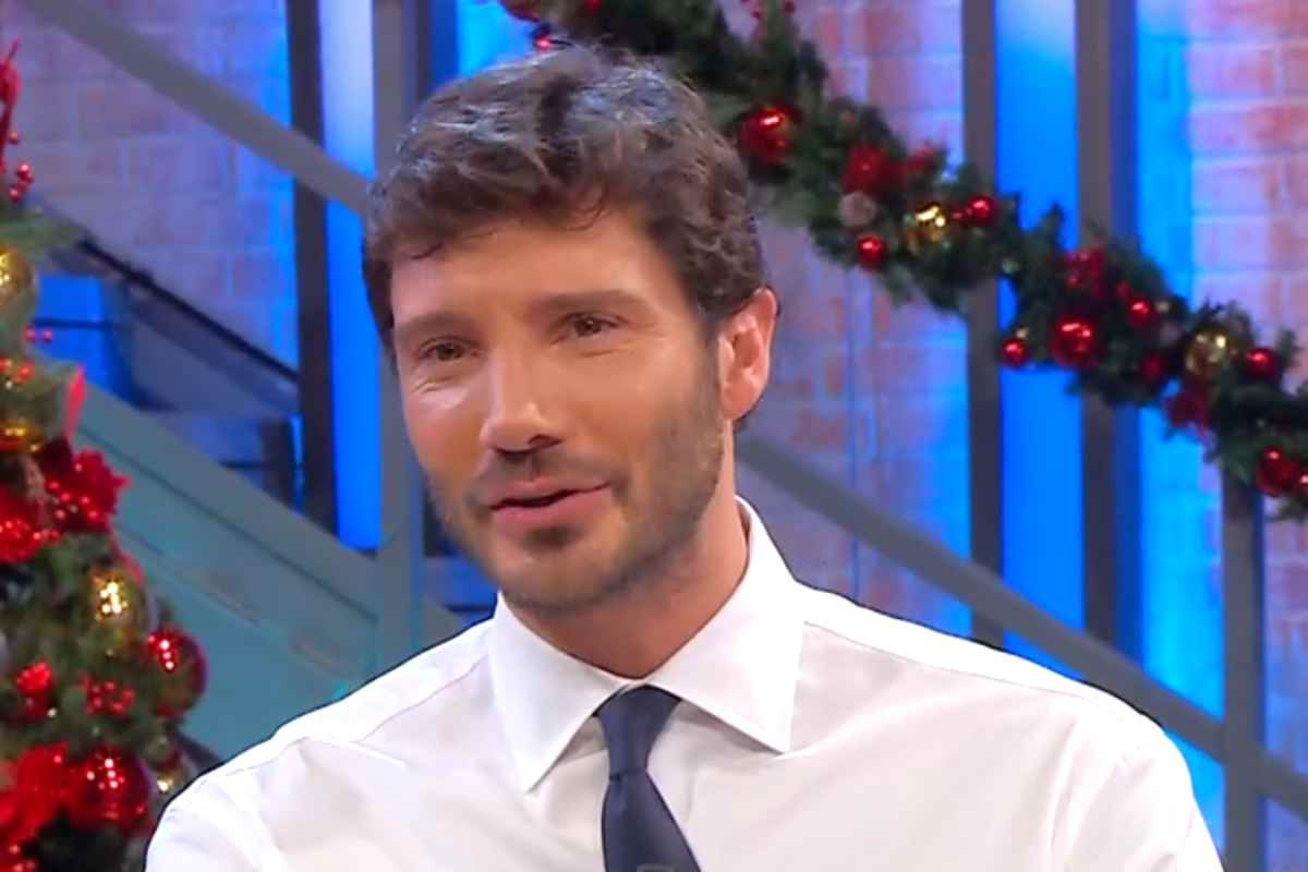 Affari Tuoi a “luci rosse”, Stefano De Martino si lascia andare: la domanda mette in imbarazzo tutti
