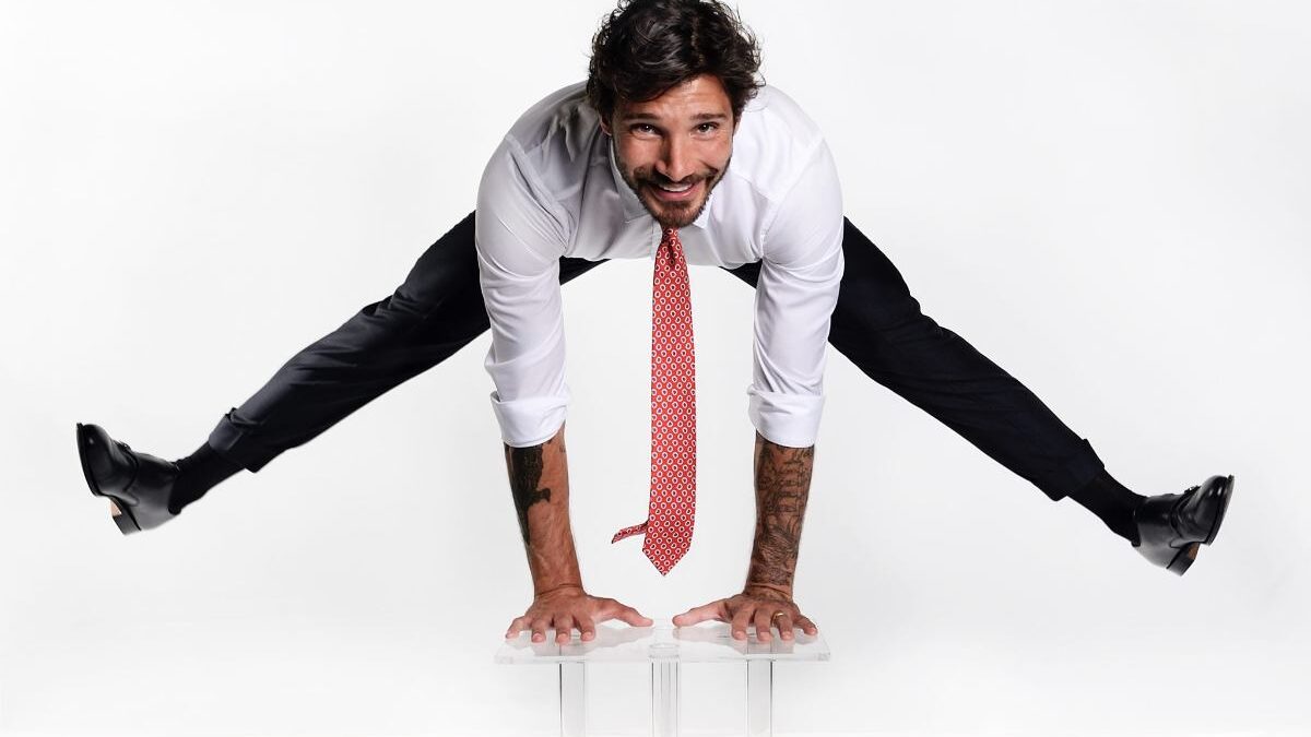 Stefano De Martino sorprende tutti dopo le feste, l’annuncio da Napoli è carico di gioia: “Da oggi…”