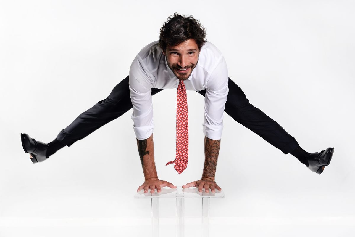 Stefano De Martino sorprende tutti dopo le feste, l’annuncio da Napoli è carico di gioia: “Da oggi…”