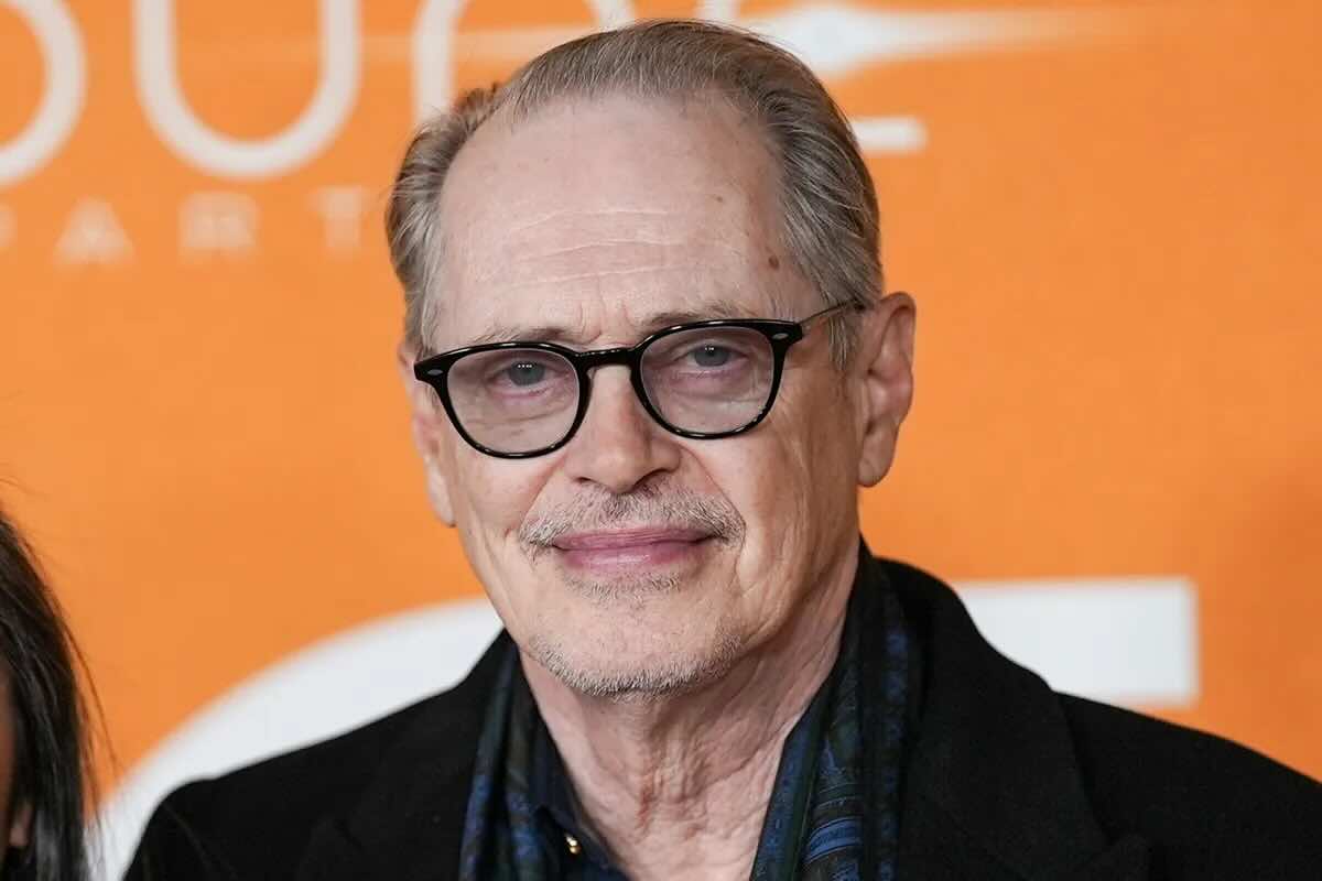 Le 68 candeline di Steve Buscemi, dal noir alla commedia: 5 interpretazioni che raccontano la sua arte