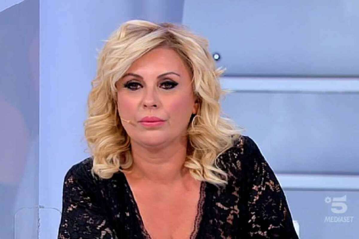Uomini e Donne spoiler, confessa di aver trascorso la notte con il cavaliere: Tina fa piangere la dama