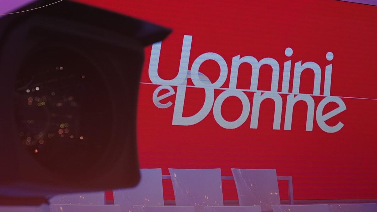 Scontro tra due ex di Uomini e Donne, la battaglia finisce in tribunale: “La peggiore delle accuse”