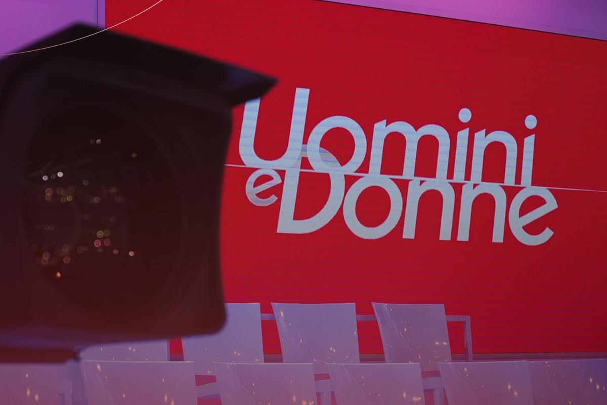 Scontro tra due ex di Uomini e Donne, la battaglia finisce in tribunale: “La peggiore delle accuse”