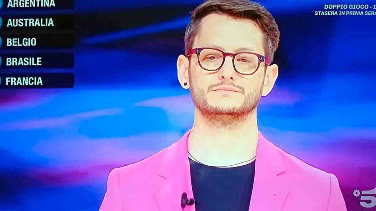 Caduta Libera, Enrico Villanova lascia dopo 25 puntate: il campione-ponte tra Gerry Scotti e Max Giusti